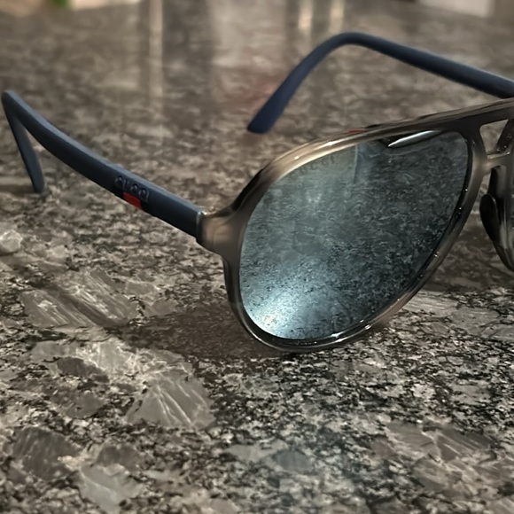 🦁 Gucci Embossed Mirrored Sunglasses - Picture 1 of 17